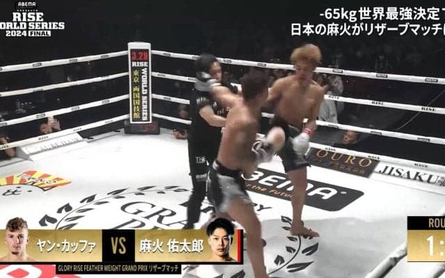 「レフェリー殴られた」まさかのアクシデントにファン騒然 “追撃の左”が顔面を直撃…！ 「やばっ」「大丈夫か？」心配の声も 