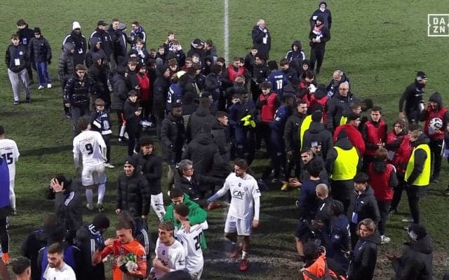 「伊東純也をさがせ！笑」子供乱入で大パニック→SNSが騒然「どこにも見えない…」「順番に写真を撮ってあげてた」