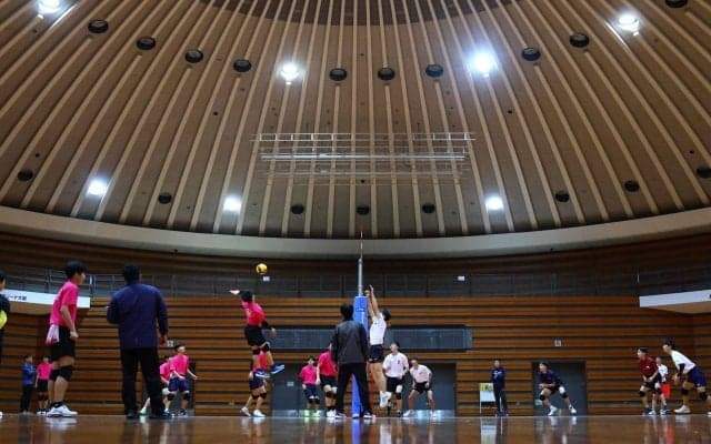 JOC杯へ大阪南と沖縄の選抜男子が会場で練習試合を実施し交流も。12月25日に大阪で開幕