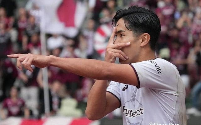 ｢Jリーグのファーム化｣大学サッカーの大問題(1)準々決勝1試合目は未来のJリーガー｢4ゴール大暴れ｣、2試合目は超ロング弾と｢まさかの大逆転」