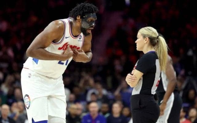 シクサーズ、ドタバタ退場劇でファンも混乱…エンビードは前半で退場もチームは勝利