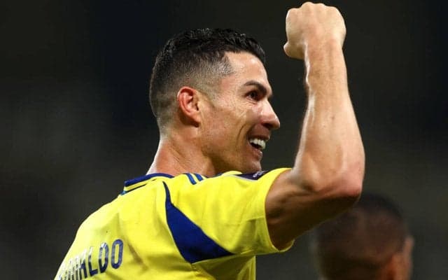 39歳C・ロナウドが筋骨隆々ボディで極寒の水風呂に挑む！　その姿に「ストイックすぎるて笑」「見てるだけでも寒いのに終始笑顔とかw」