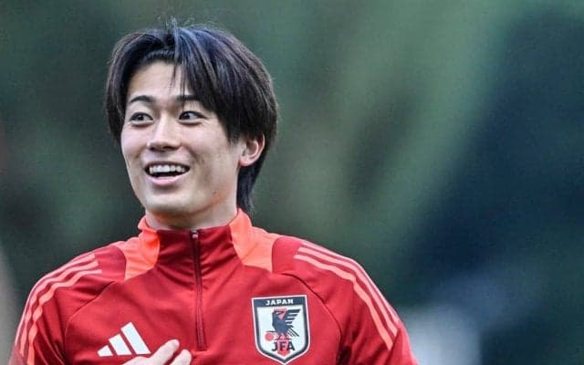 「真顔すぎて」「カッコいいのにシュール」日本代表MF中村敬斗の「真顔過ぎるイルミネーション写真」が話題に！ 久保建英も「なんか辛いなら話聞くよ？」と尋ねる一枚