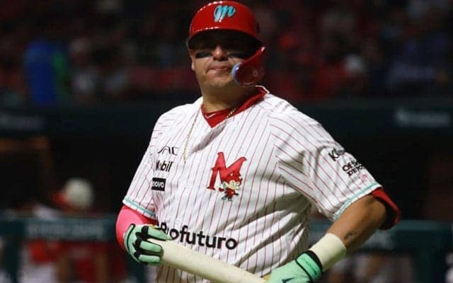 NPB退団から6年…“激やせ”元助っ人が偉業間近　元MVP37歳が母国で奮闘