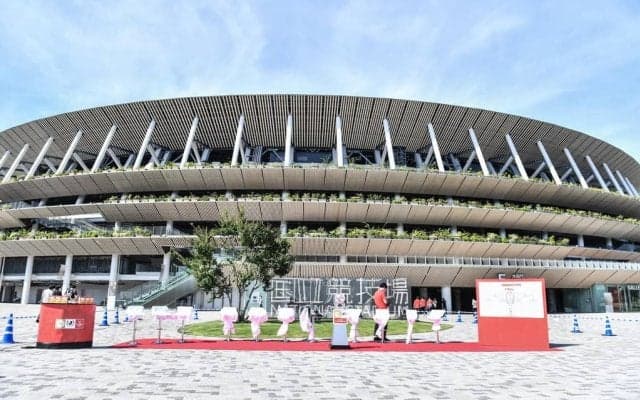 「こんな高校生いるか!!笑」スペインの名門アトレティコが公開した高校選手権“応援画像”にツッコミ多数！「髪型の違反者がいるな」「実家太すぎ高校生かよ」などの声