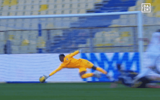 「奇跡的セーブだ！」鈴木彩艶の“スーパー横っ飛び”を現地メディア絶賛！「大きな功績」チーム最高評価で４試合ぶり勝利に貢献