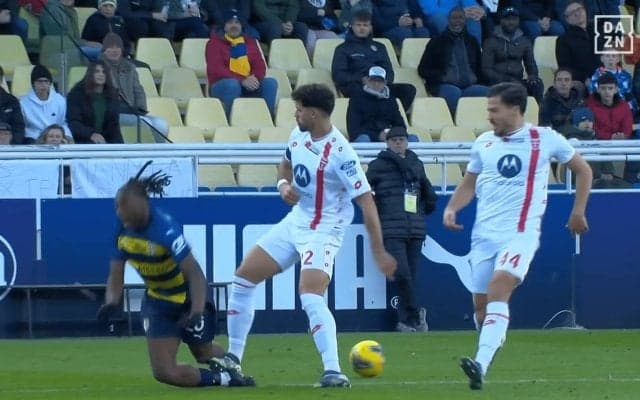 批判殺到！「極悪すぎる…」衝撃の“足首グニャリ”危険タックルで退場処分「さすがに酷い」「痛い…」鈴木彩艶チームメイトが被害