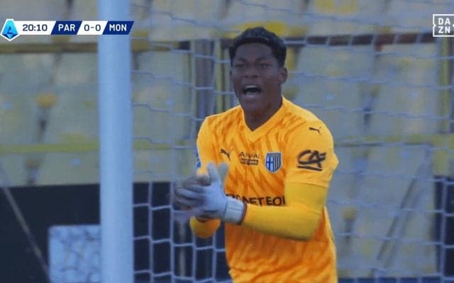 嘘だろ？ 鈴木彩艶が衝撃の“70m超ホームラン級キック”炸裂→「飛びすぎやろ」「まじでえぐい」ファン仰天