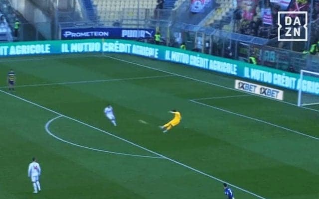 えっ、軽く蹴ったよね…？ 鈴木彩艶の“ワンステップで70m級フィード”が衝撃的！「なんでそんなに飛ぶのw」「楽々だなー」ファン騒然