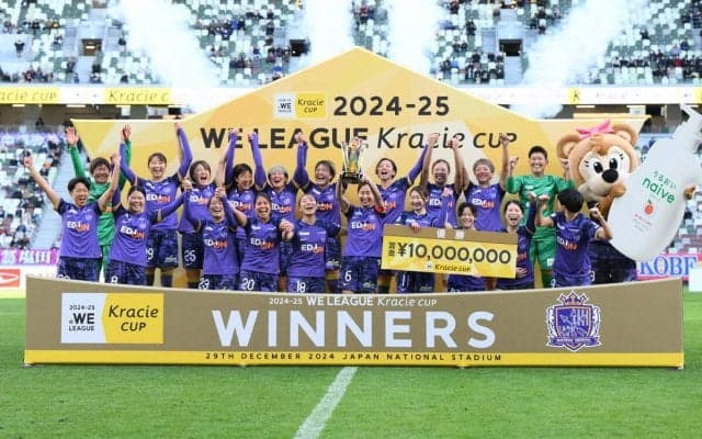 サンフレッチェ広島レジーナが見事にカップ戦連覇達成！上野真実のゴールをGK木稲瑠那がビッグセーブで凌ぎINAC神戸レオネッサを完封 【WEリーグ クラシエカップ】