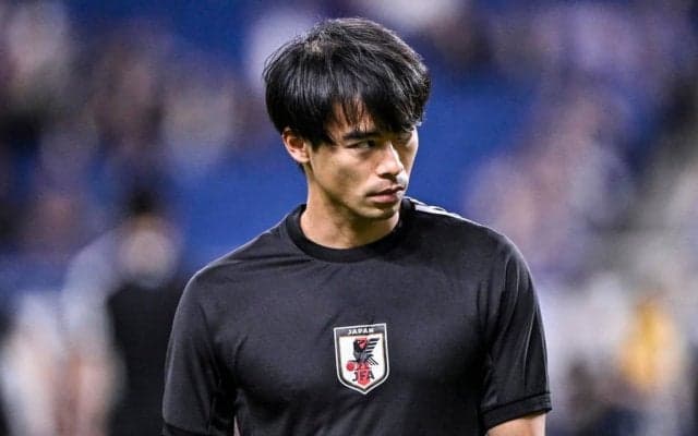 「胸熱!!いい写真すぎる」三笘薫がJ1川崎時代のチームメイトの訪問を受け、「ユニフォーム交換＆家族写真」撮影！「ふたりが一緒に映ってる写真を見れて嬉しい！」の声