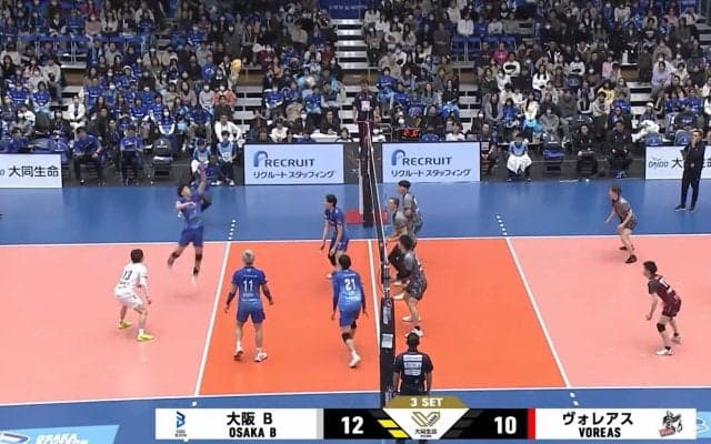 これは騙された…男子バレーでアリーナ騒然のトリックプレー！ バックアタック→緊急回避からの変則トスにどよめき