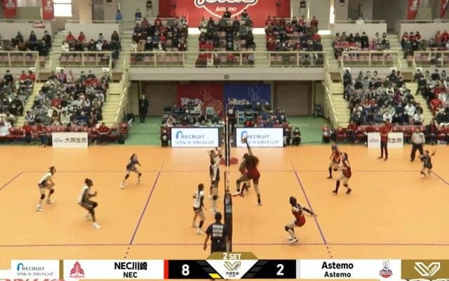 女子バレーとは思えない…“規格外”パワーにどよめき 2枚ブロックを弾き飛ばす衝撃スパイク