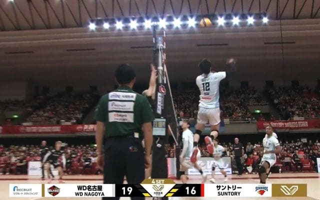 男子バレーで衝撃の“後ろ向き”スパイク！ 髙橋藍、斬新すぎる美技が「アニメの世界」と話題