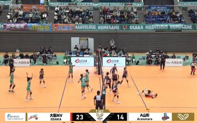 女子バレー、跳ね返りで相手選手が吹っ飛ぶ“規格外”の1枚ブロック！ ルーキーが魅せた守備の破壊力にファン大興奮