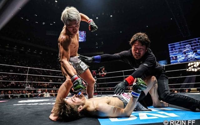 【RIZIN】朝倉BD軍・冨澤大智、キングカズ息子・三浦孝太が“白目失神”の戦慄ヒザ蹴り113秒葬
