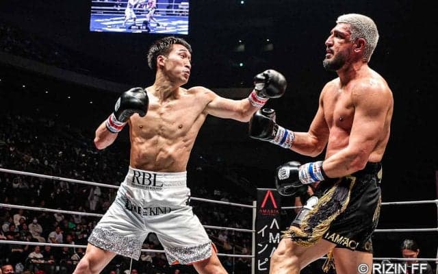 【RIZIN】朝倉軍vs.平本軍の大将戦は手数の安保と口数のカリミアンで大荒れ　反則の応戦でレフェリーも被弾