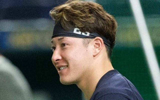 笑顔の“超美人女優”が話題「美しすぎる」　オリ右腕と再び…2年前にも注目「びっくり」