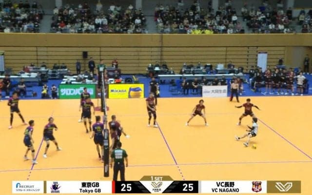 弾丸スパイクで…守備の名手が吹っ飛んだ！ 衝撃の光景にアリーナ騒然 構える間もなく直撃、後方へ