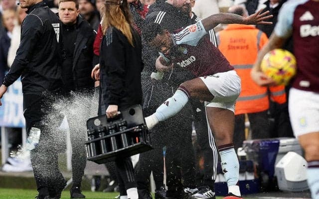 アストン・ビラFWデュランの泣きっ面に蜂…一発退場後の飲水ボトル蹴り上げが新たな処分対象に