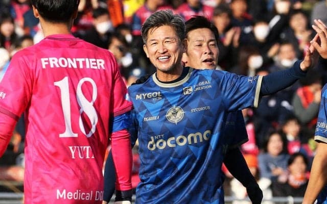 三浦知良が目を輝かせて「ボールまたいで、エラシコやって」　57歳のサッカー少年は今オフもストイックに過ごす