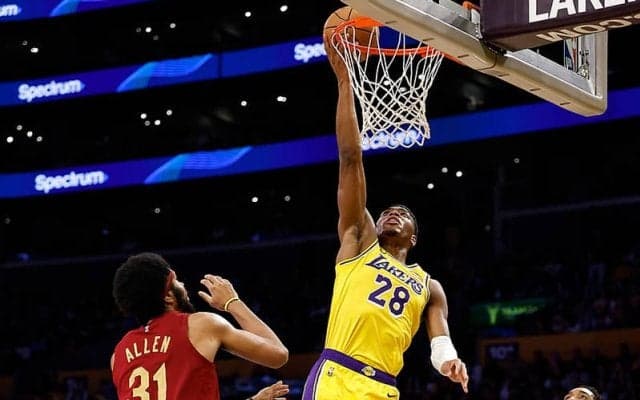 レブロンの復帰戦をレイカーズは勝利で飾れず…八村は先発出場するも7得点に終わる