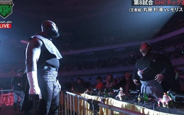 「力士が小さく見える」「これはヤバい」人気力士と2メートル“超”巨人レスラーが一触即発の非常事態…衝撃の展開に場内騒然
