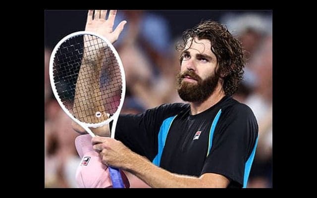  ジョコビッチ撃破、松葉杖から復帰 