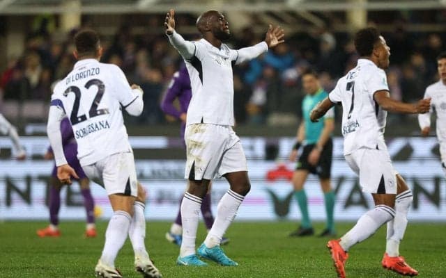 フィオレンティーナとの上位対決を快勝で制したナポリが首位浮上【セリエA】