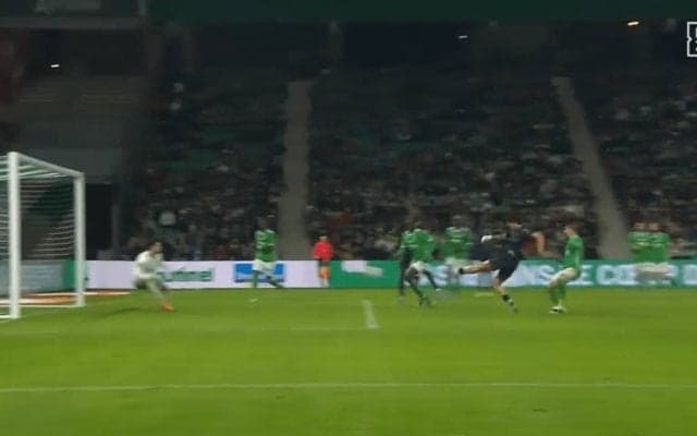 伊東純也が起点！「やっぱりそこにいるんよな」中村敬斗、完璧ポジショニングからの豪快過ぎる一撃で5試合ぶり今季7ゴール目！“ランス兄弟”から生まれた新年初得点の瞬間