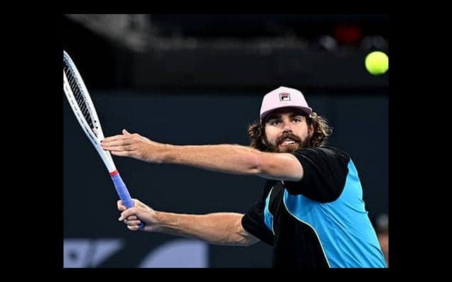  身長200cm超え“巨人”対決制し決勝へ 