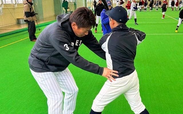 首位打者指摘…流行の打撃スイングは「ヘッドが下がる」　小学生に伝える“2つの素振り”