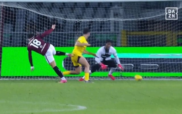 敵将は激昂！ 鈴木彩艶の“指先1mmセーブ”が話題沸騰！「止めすぎ」「とんでもねえぜ」MOM初受賞＆現地メディア最高評価