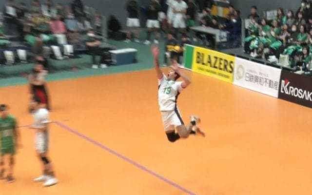 足のサイズが驚異の35センチ！ サーブの威力が“ヤバすぎる”ブラジルの怪物、連続ポイントにアリーナ騒然