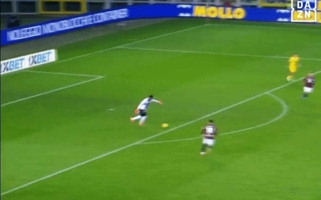 マジか…？ 鈴木彩艶が“60m精密フィード”で局面一変！「飛びすぎ」「精度も凄い」「味方も助かる」ファン驚愕の瞬間