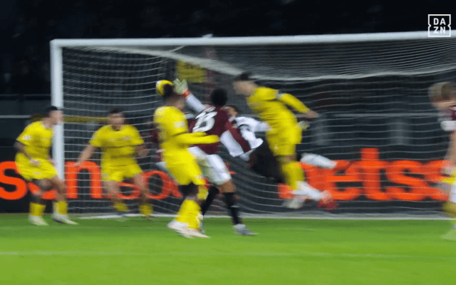 「ありえないよ！」「えぐい…」鈴木彩艶の“奇跡の指先セーブ”が脚光「ヒーローだ」「勝点１をもたらす」地元メディアも大絶賛