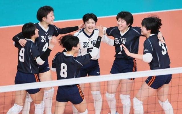 春高バレー　就実は連覇へ向けて準決勝進出　ダブルヘッダー対策で合間の昼寝などが奏功