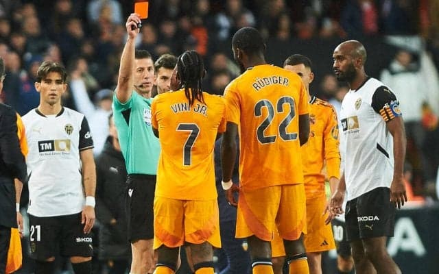 バレンシア戦で報復行為のヴィニシウスが2試合の出場停止処分…スーペル・コパは適用されず出場可能に