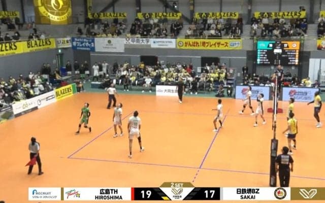 “規格外”スパイクでボールが天井に… レシーバーも“あ然”の珍事 まさかの展開に場内どよめき