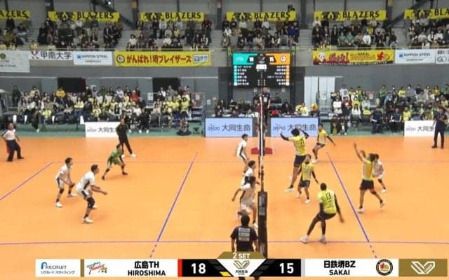 まんまとダマされた… バックアタックからの…ブロック欺いた“迫力満点”フェイントに相手選手も床を叩いて“がっかり”