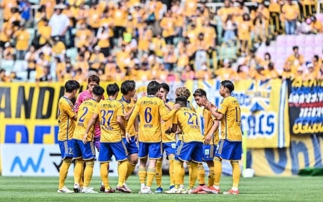 「青帯の存在感が凄い」「思い切ったデザイン」J2仙台が発表した「新ユニフォームデザイン」が話題に！スポンサーとの契約満了にもファンの視線集まる