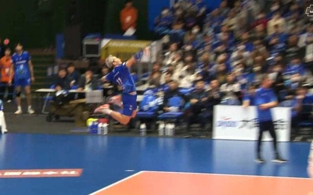 日本バレーの至宝が魅せた“弾丸サーブ”で思わぬ事態 ボールが天井に…レシーバーもあ然、まさかの展開にどよめき