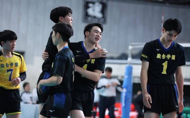 駿台学園高男子は春高3連覇＆高校三冠まで残り2勝。敵は自分たちの中にも？「まだまだ」と口をそろえる選手たちの胸の内