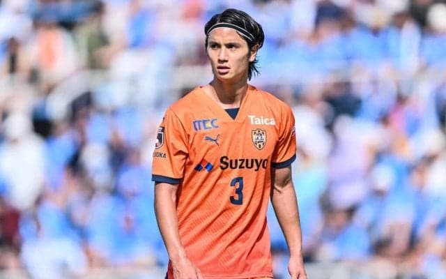 「カッコ良すぎる」「どっちも良すぎで選べない」ホリプロ所属イケメンJリーガーの「どっちがいいかな？」の問いかけにファン真っ二つ！妻の高城亜樹は「一枚目」との意見