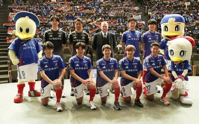 新たな船出の横浜FMが今季の選手背番号を発表！　新9番に遠野大弥、サプライズ新戦力のジェイソン・キニョーネスは13番