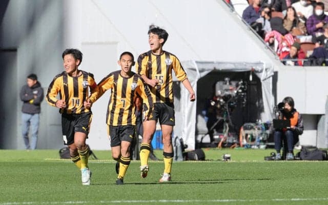 「一瞬の隙を突けと言われて…」堅守・東福岡の牙城崩した前橋育英FW佐藤耕太、自身2得点の逆転勝利に「1点を取って相手が崩れたのが大きかった」