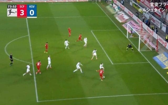 スタジアム騒然！ 堂安律、超絶ドリブル→相手DFに“異変”「エグすぎる」 巧みなステップから“神パス”でゴール演出の瞬間「仕掛けもクロスも完璧」