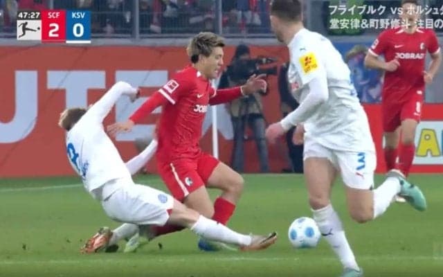 ふざけるなよ！ 堂安律、“極悪カニ挟み”危険タックルで吹っ飛ぶ瞬間「危なすぎる」 超危険プレーにファン激怒「流石にやりすぎ」