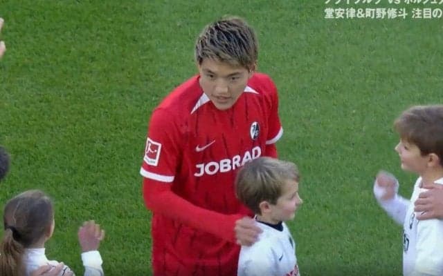 なんだ、ただの聖人か… 堂安律、エスコートキッズに“神対応”「優しいな」 一瞬見せた仕草に視聴者から称賛の声「これぞプロ」