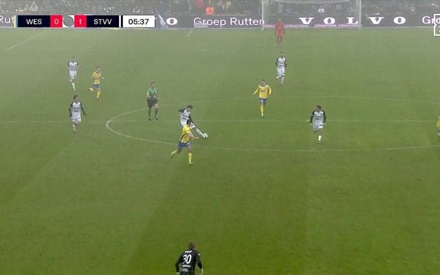 衝撃！“50m級”超ロングシュート炸裂 22歳日本代表MFのボール奪取から生まれた驚異的ゴールにスタジアムどよめき